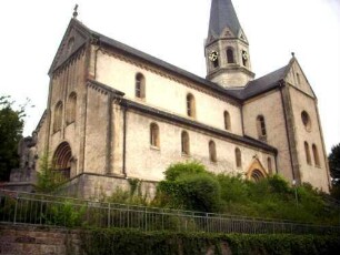 Langhaus von Südsüdwesten aus dem Ort