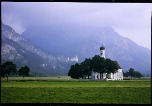 Schwangau: Kirche St. Kolomen, Hintergrund Neuschwanstein