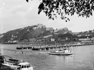 Blick auf die Festung Ehrenbreitstein in Koblenz, davor die Pontonbrücke