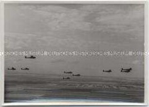 Formation von Kampfflugzeugen der deutschen Luftwaffe fliegen einen Angriff