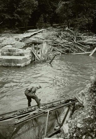 Zerstörte Eisenbahnbrücke im Müglitztal bei Burkhardswalde nach der Unwetterkatastrophe vom 8./9. Juli 1927