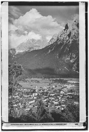 Karwendelgebirge. Mittenwald (914 Meter) mit Wörner (2476 Meter) und Viererspitze