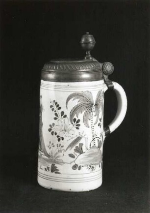 Walzenkrug (mit Deckel). Fayence, bemalt; Höhe 25,2 cm. Deutschland, M. 18. Jh. Dresden: Kunstgewerbemuseum 43045