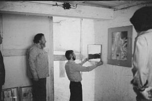 Höfgen. Akt-Pleinair 1979. Günter Rössler und Roger Rössing beim Hängen der Bilder