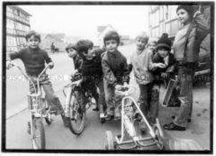 Kleine Jungen mit Fahrrädern