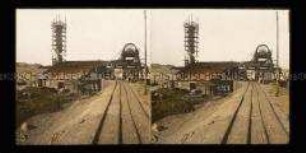 Schwefelmine mit Arbeitern und Förderanlage bei Caltanissetta