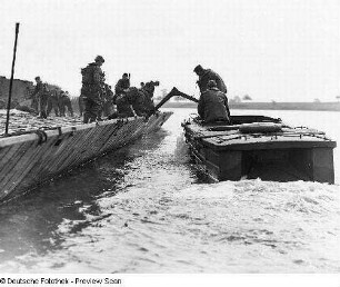 Deutschland . Nationale Volksarmee - Landstreitkräfte. Taktische Übung der Pioniertruppen. Pioniere koppeln ein Bugsierboot mit einem Ponton