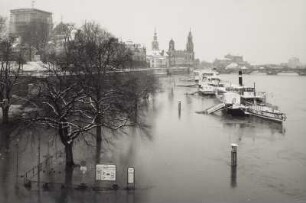 Elbehochwasser. Blick von der Carolabrücke über überschwemmtes Terrassenufer und Dampferanlegestellen