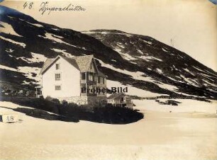 Norwegen: Djupvashütten. Blick auf verschneite Berglandschaft mit Djupvashütten am Wege