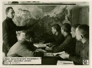 Fünf Schüler, eine Lehrperson des 10. Regiments vor Karte der Sowjetunion in geografischer Lehrstunde sitzend