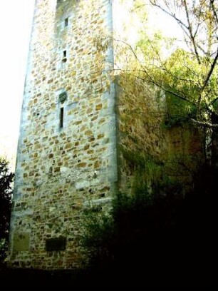 Stadtkirche - Kirchturm von Südwesten mit Wappen und Jahr 1468 sowie Schlitzscharten und Werksteinen im Mauersteinverband
