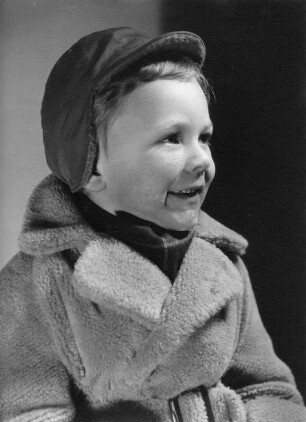 Kinderbilder. Porträt eines kleinen Jungen im Wintermantel und mit Mütze