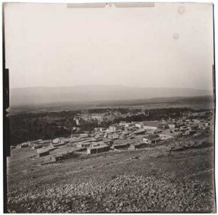 Landschaft mit Siedlung und Ruinen, Baalbek: Blick ins Tal