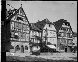 Bretten Marktplatz Marktbrunnen mit Statue vom Pfalzgrafen Friedriche II (1554), Gasthaus zur Blume erbaut (18. Jahrhundert), Eckhaus am Engelsberg (um 1757)