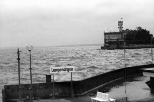 Langenargen: Bewegter Bodensee mit Schloss Montfort