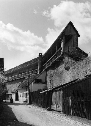 Nördlingen. Stadtmauer (Ersterwähnung 1243, Erweiterung ab 1327, Ausbau 1301/1700). Stadtseite