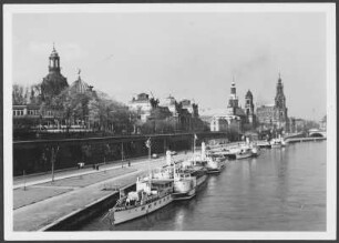 Dampferlandeplatz : Dresden-Altstadt. Blick von der Carolabrücke auf das Terrassenufer mit den Anlegestellen der Weißen Flotte und die Silhouette der Altstadt