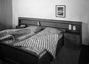 Flachstrecke mit integriertem Doppelbett : Leipzig. Leipziger Herbstmesse, 1986. Schlafzimmer "Themar".Holz, folienbeschichtet in Kirschbaumholzoptik (1986; VEB Südthüringer Möbelwerke Themar). Flachstrecke mit integriertem Doppelbett