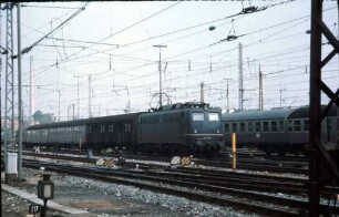 Stuttgart Hbf. Gleis Lok 110 176 MDie-Behelfspackwagen Bnb-Wagen
