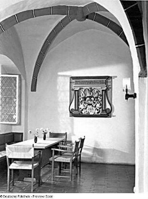 Meißen, Freiheit 13. Sankt Afra (1205 gegründet). Nutzung als Hochschule für die Landwirtschaftlichen Produktionsgenossenschaften (heute Sächsisches Landesgymnasium St. Afra). Kreuzgang mit Wappenstein und Möbelausstattung (1965/1966; Deutsche Werkstätten Hellerau)