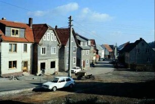 Dorfstraße mit Häuserzeile