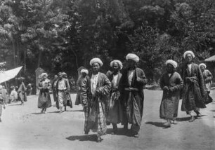 Einheimische Männer auf einer Straße gehend : Samarkand. Einheimische Männer auf einer Straße gehend