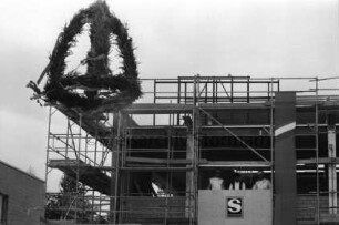 Gewerbegebiet Nord: Bookkoppel: Edding AG: Erweiterungsbau: Richtfest: Hochziehen der Richtkrone: hinten Rohbau, auf Gerüst Handwerker: 13. August 1999