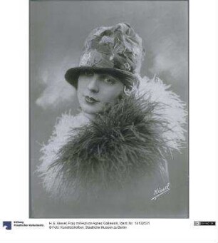 Frau mit Hut von Agnes Gallewski