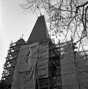 Herrenhaus [Schloss Tremsbüttel]: Teilansicht: Restaurierung der Außenfassade: Turm mit Gerüst, Bauplanen, Leitern: rechts oben Zweige eines Baumes