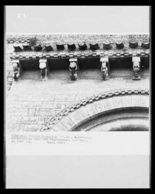 Neun Konsolfiguren über dem Westportal
