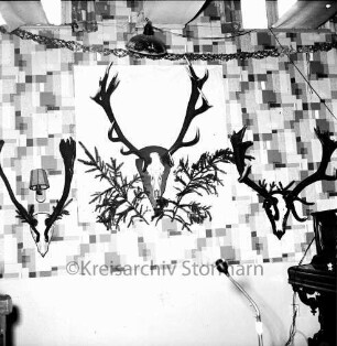 Kreisjägerschaft Stormarn e.V.: Rohlfshagen/Kupfermühle: Mitgliederversammlung: Hegeringschau mit Jagdtrophäen an der Wand