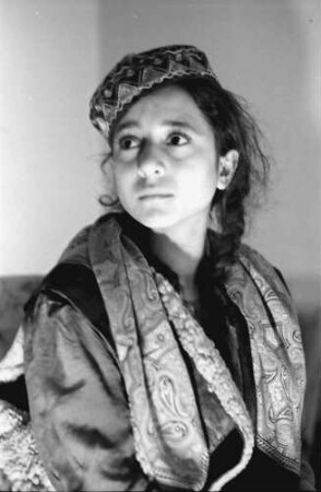 Bukarest: Atelier Magdalena Radulescu, junges Zigeunermädchen