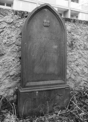 Einfriedung und Grabsteine des Alten Friedhofs; Frankfurt, Alter Friedhof (Haardtwaldplatz)