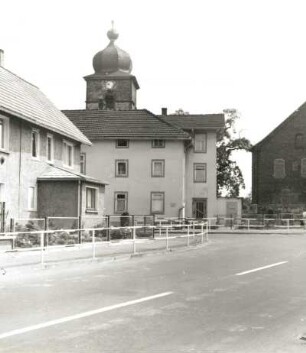 Dorndorf. Vachaer Straße. Blick zum Turm der Dorfkirche