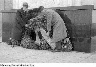 Aufnahmen einer Kranzniederlegung am sowjetischen Ehrendenkmal in Berlin-Tiergarten