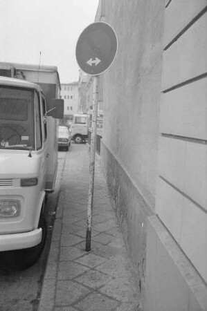 Ungünstige Aufstellung eines Verkehrsschildes in der Ritterstraße