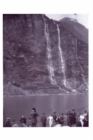Passagiere auf der Victoria Luise im Geirangerfjord. Blick gegen Wasserfälle : Nordlandreisen. Passagiere auf der Victoria Luise im Geirangerfjord. Blick gegen Wasserfälle