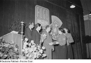 Überreichen von Blumensträußen