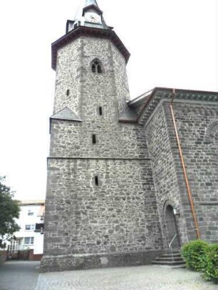 Kirchturm von Süden (Gotische Gründung Jahr 1321) mit Schießscharten (Schlitzscharten) und octogonalen Obergeschossen in Übersicht