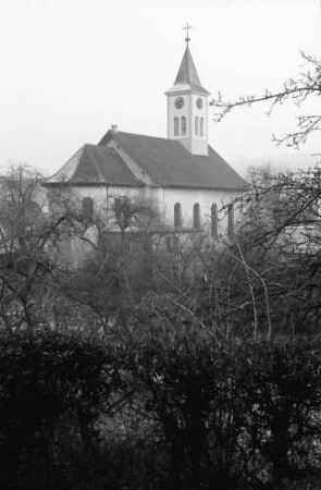 Norsingen: Kirche vom Bahnhof aus