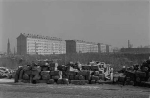 Dresden-Altstadt, Grunaer Straße. Wohnhäuser (1951-1952, B. Klemm) und Turm der Johanneskirche