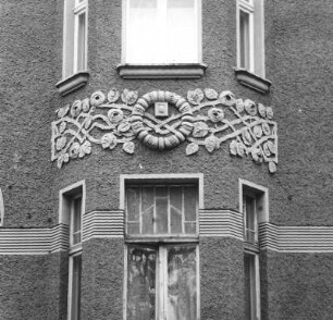 Cottbus-Mitte, Wernerstraße 9. Wohnhaus mit Laden (um 1908). Erkerfenster