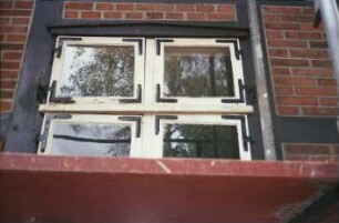 Am Mühlenteich 3: ehemalige Wassermühle: Detailaufnahme: Fenster: davor Gerüst