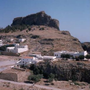 Lindos (Rhodos). Johanniterburg und Theater sowie Akropolis über dem Westteil des Ortes. Im Steilhang antikes Theater, 27 Sitzreihen, 3. Jh. v. Chr.