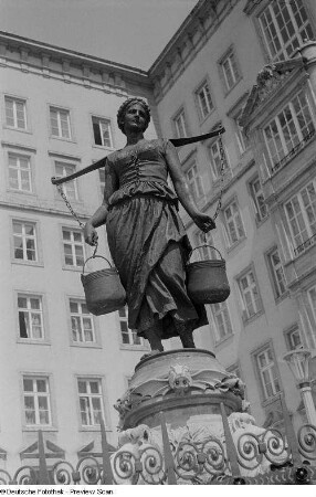Ansicht der Bronzefigur der Wasserträgerin des Mägdebrunnens auf dem Roßplatz