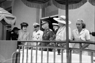 Baneasa: Luftwaffenlazarett, Balkon mit Ehrengästen, Antonescu und Frau, Killinger und Frau