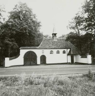 Wadelsdorf. Waldfriedhof : Spremberg-Wadelsdorf. Waldfriedhof. Straßenansicht mit Friedhofskapelle und Toranlage