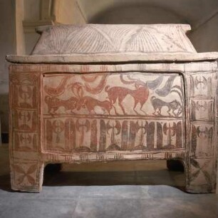 Chaniá. Archäologisches Museum. Truhen-Sarkophag aus Arméni-Nekropole, Agrimia und Labrys-Äxte. 13. Jh. v. Chr.
