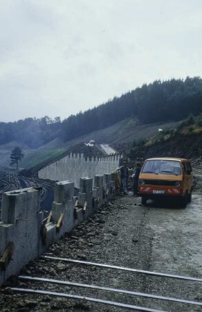 Stützwand "Bewehrte Erde", Siegen : Verlegung B ...