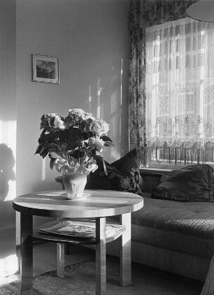 Interieurs. Ecke eines Wohnzimmers mit rundem Tisch und Blumenvase in dem Wohnhaus der Familie Bosper in Gerlingen
